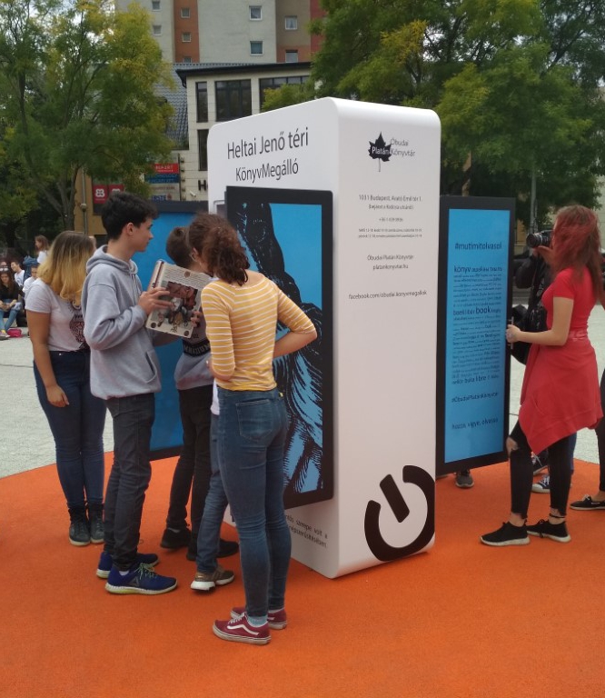 Heltai Jenő téri KönyvMegálló és fedett okospad